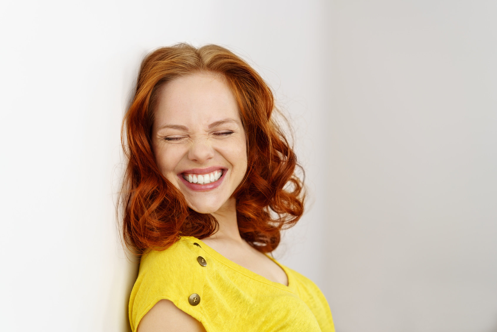 Radiobudzik Blaupunkt CR50GR zielony marketingowe zdjęcie przedstawiające uśmiechniętą kobietę
