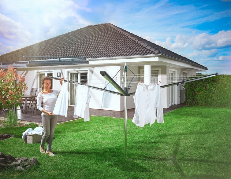 Suszarka ogrodowa Leifheit Linomatic 600 Plus 85277 wizualizacja użytkowania, kobieta rozwiesza pranie