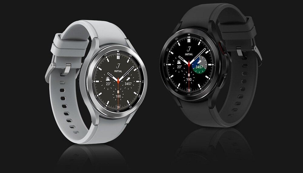 Smartwatch Samsung Galaxy Watch4 Classic R890 SM-R890NZKAEUE widok na smartwatch w kolorze srebrnym pod skosem w prawo i smartwatch w kolorze czarnym pod skosem w lewo