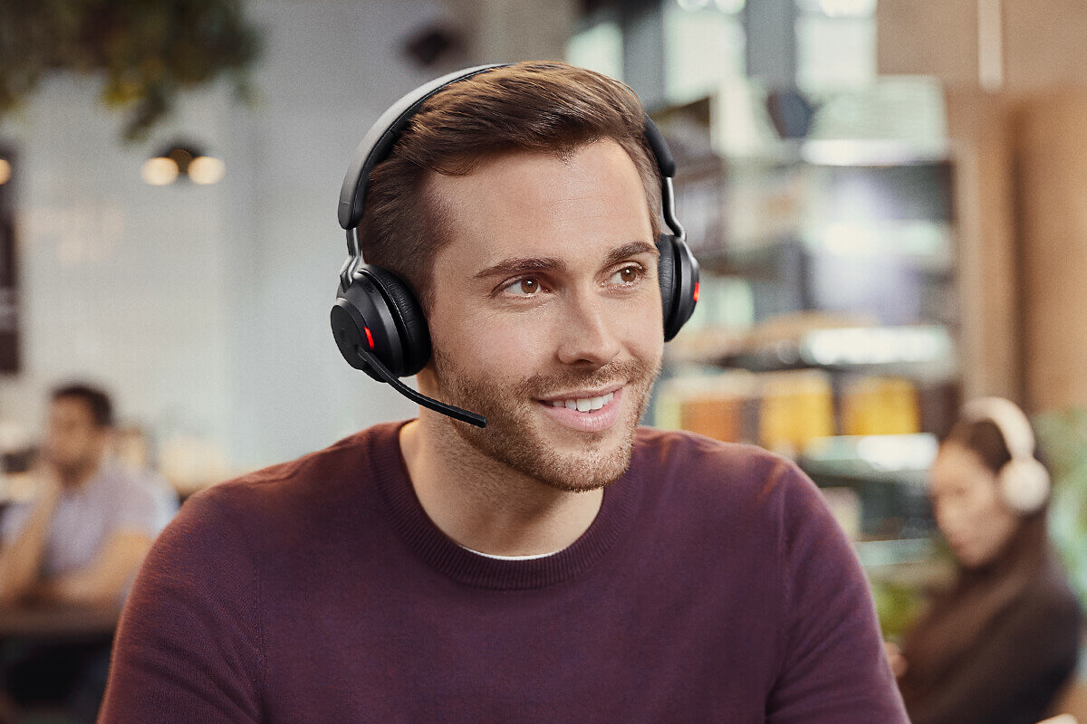Zestaw słuchawkowy z mikrofonem Jabra Evolve2 65 MS stereo czarny mężczyzna w słuchawkach na uszach