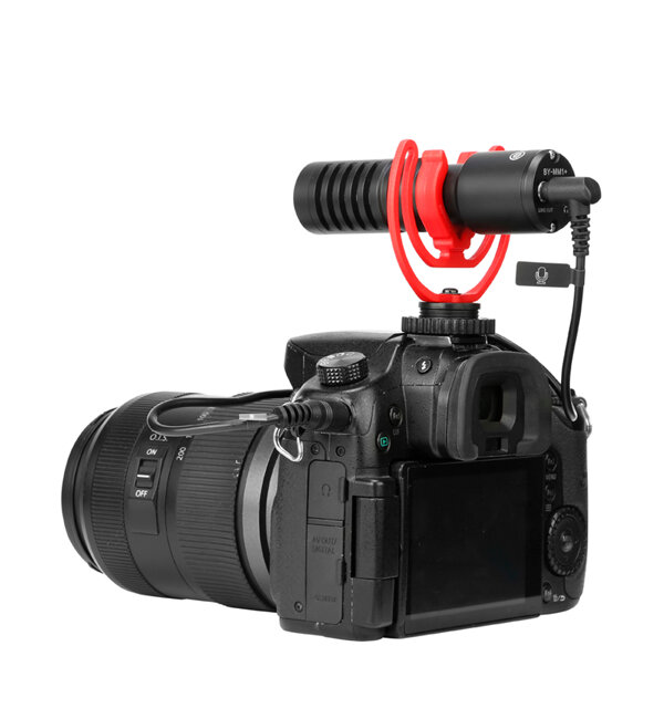 Mikrofon Boya BY-MM1+ czarny + statyw, grafika przedstawia mikrofon przymocowany do aparatu fotograficznego na białym tle