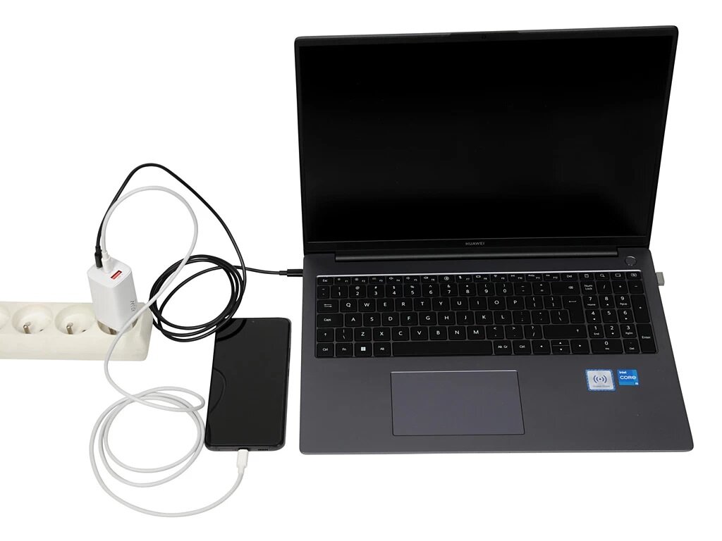 Ładowarka sieciowa iBOX GaN C-65 biała podłączona do laptopa i telefonu