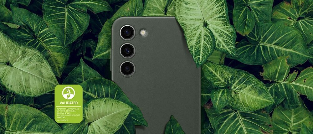 Etui Samsung Leather Case EF-VS911LBEGWW widok na tylny aparat smartfona leżącego między liśćmi
