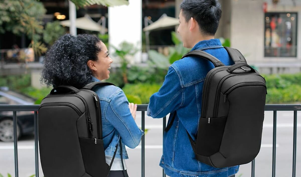 Plecak Dell EcoLoop Pro 17 czarny widok na kobietę i mężczyznę stojących na ulicy z plecakami założonymi na plecy