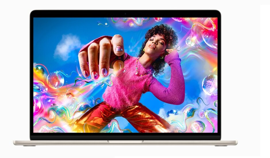 Laptop Apple MacBook Air 2023 15.3 Retina M2 8/512GB Srebrny od frontu z kobietą na monitorze