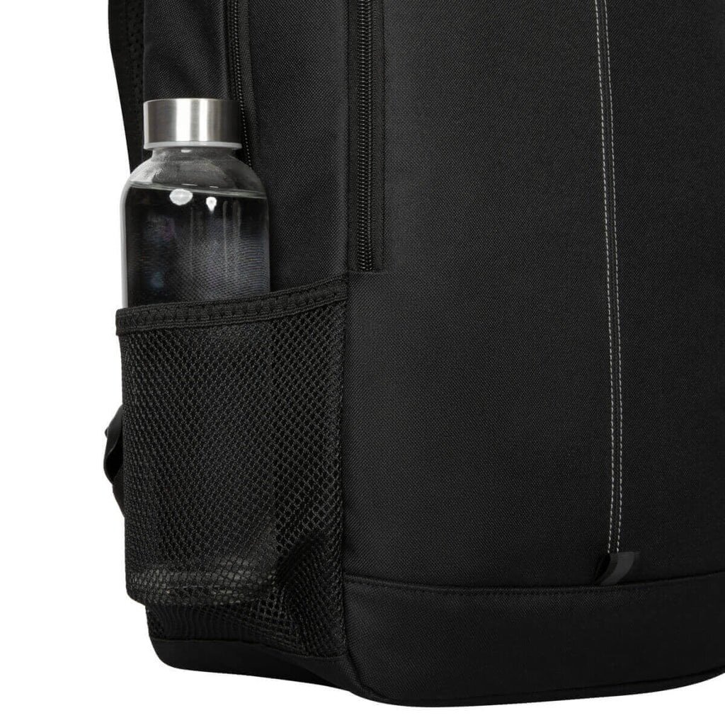 Plecak Targus TBB943GL Czarny ze zbliżeniem na małą kieszeń i butelkę wody pod skosem