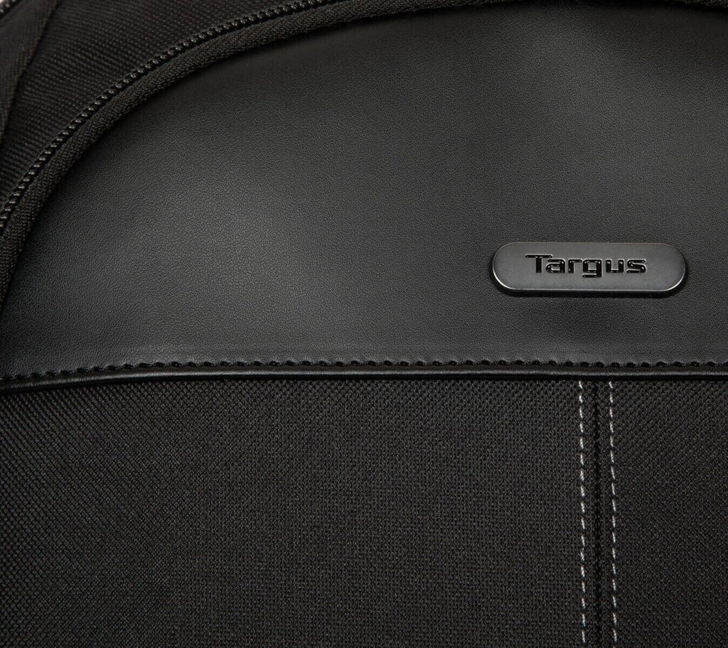 Plecak Targus TBB943GL Czarny ze zbliżeniem na logo na plecaku