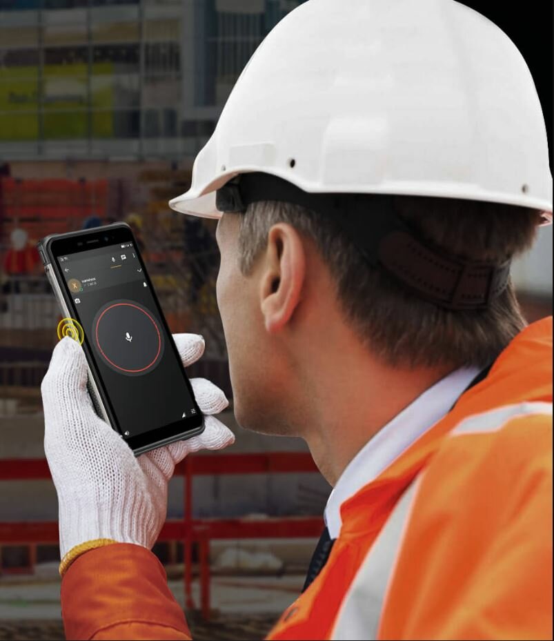 Smartfon Ulefone Armor X10 Pro widok na mężczyznę używającego wielofunkcyjnego przycisku