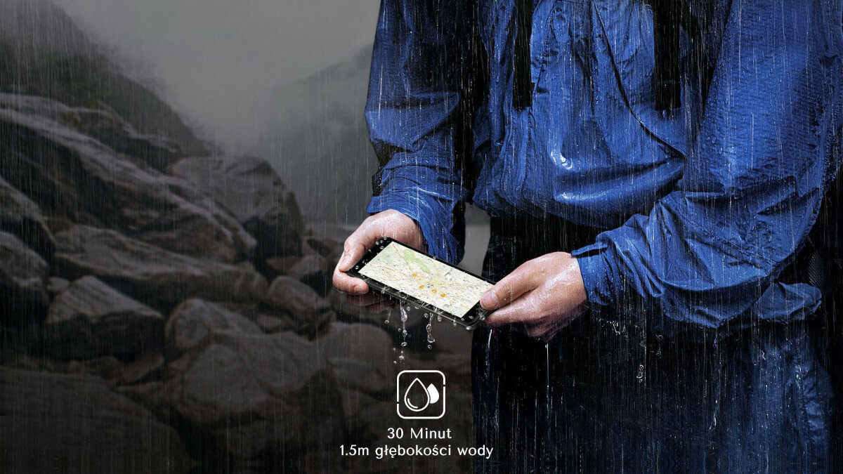 Smartfon Ulefone Armor X10 Pro widok na osobę korzystającą ze smartfona w deszczu