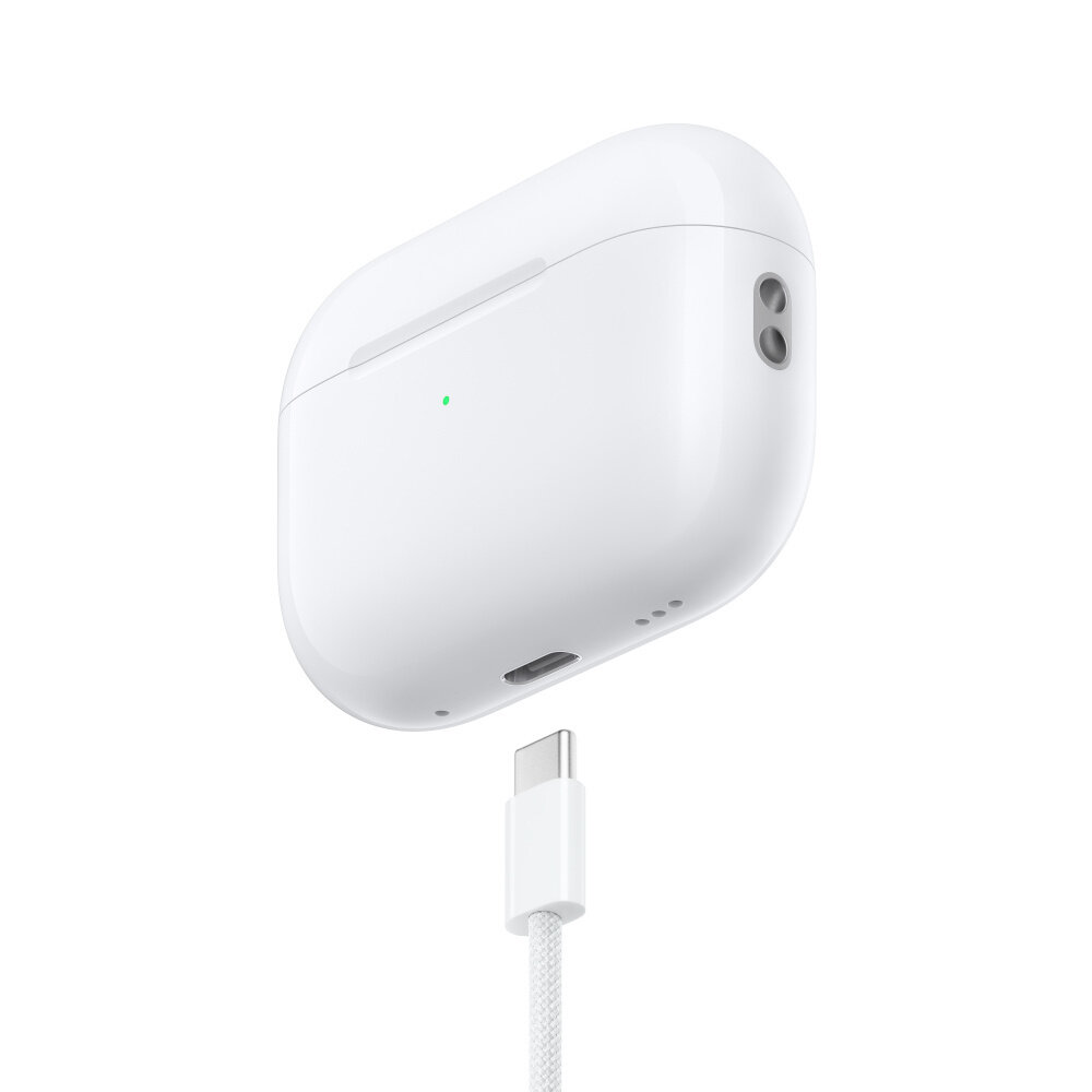 Słuchawki Apple AirPods Pro (2 generacji) z etui MagSafe (USB‑C) widok na etui po skosie podczas podłączania kabla do etui