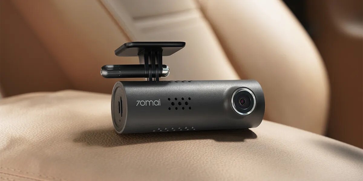 Wideorejestrator 70Mai Dash Cam 3 1080p widok wideorejestratora na podłokietniku w samochodzie