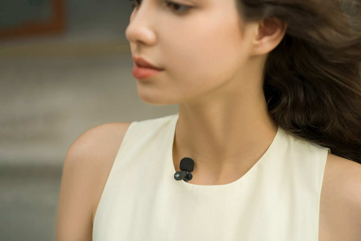 System mikrofonów DJI Mic 2 Basic 1TX + 1RX bezprzewodowych widok na kobietę z przymocowanym mikrofonem