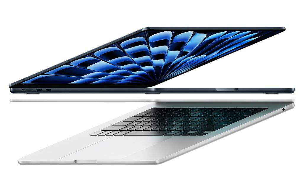 Laptop Apple MacBook Air M3 15' 16/512GB północ widok pod skosem na dwa laptopy z przymkniętą pokrywą matrycy