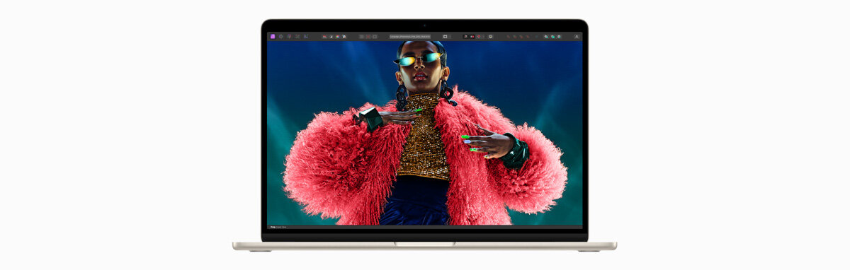 Laptop Apple MacBook Air M3 15' 16/512GB północ widok od frontu z wyświetloną na ekranie kobietą