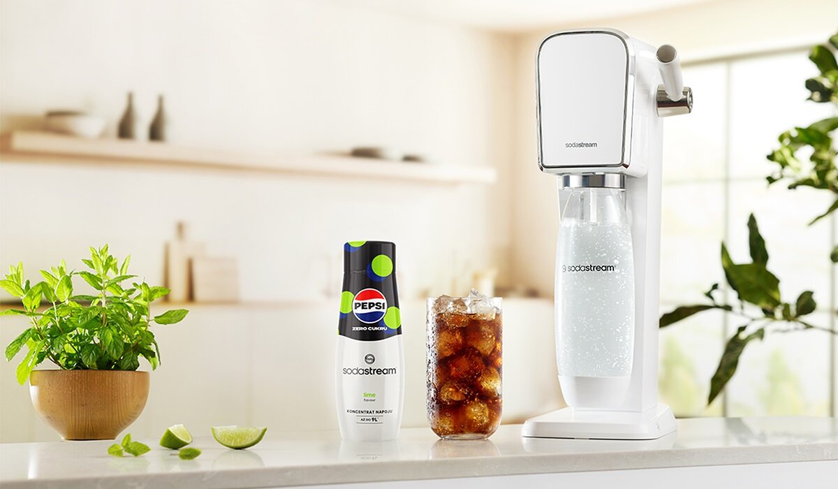 Syrop Sodastream Pepsi Lime Zero widok na butelkę syropu wraz z gotowym napojem i saturatorem na tle kuchni