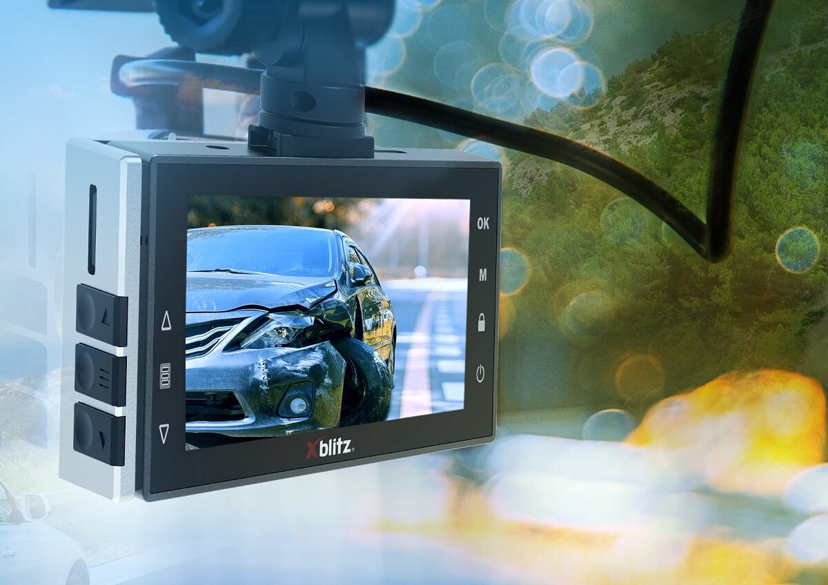Wideorejestrator Xblitz S9 Duo 200mAh zamontowany do przedniej szyby z rozbitym samochodem na ekranie